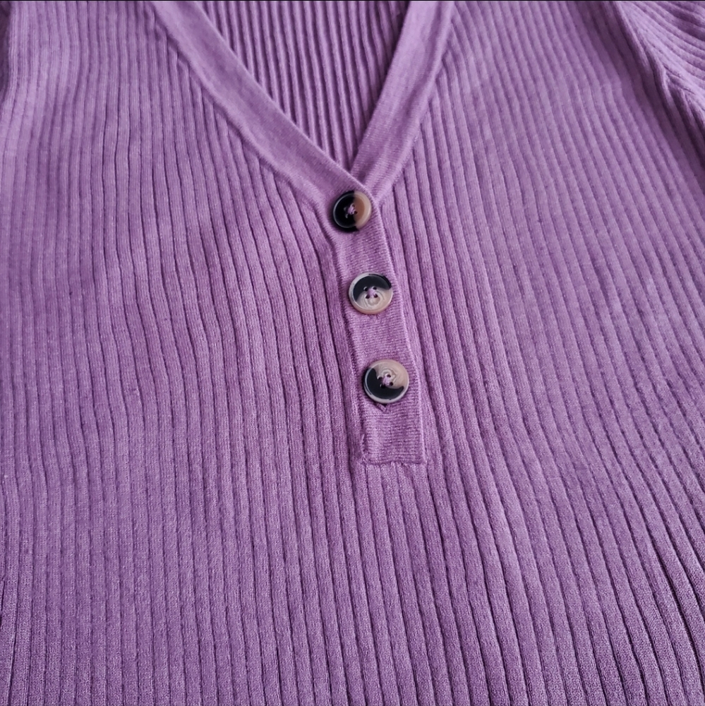 Light Purple Ribbed Knit buttoned sweater - Picture 3 of 4